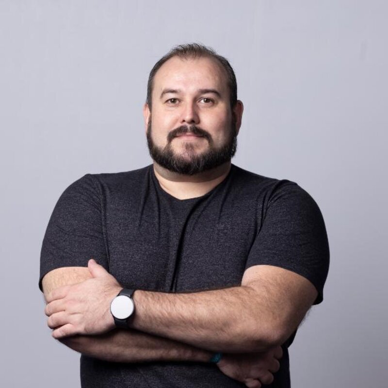 Foto de Mateus Ferri, sócio e responsável por growth marketing da Okamy Studio